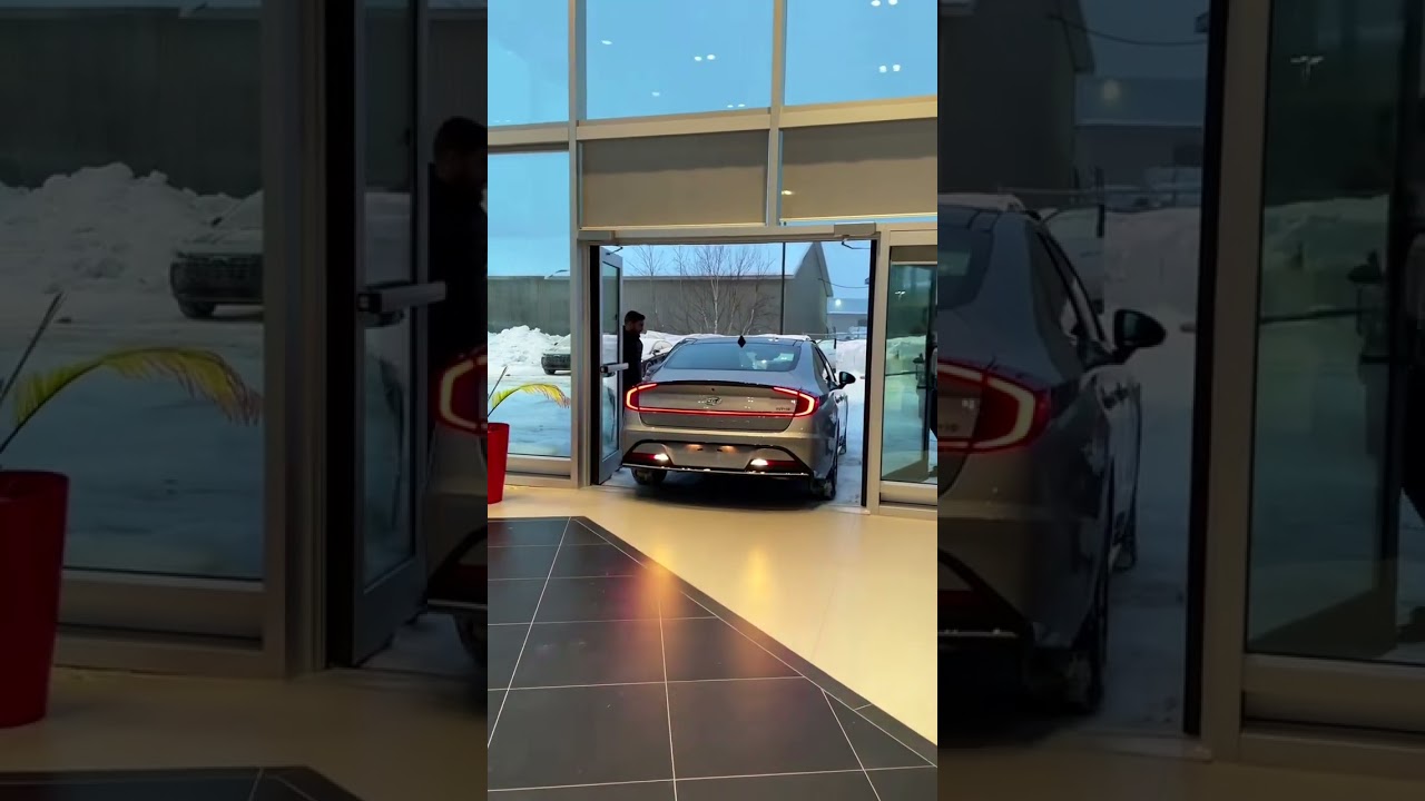 Voici comment les voitures entrent dans le concessionnaire 🚗🏢 #concessionnaire #voitures #arrivée #v