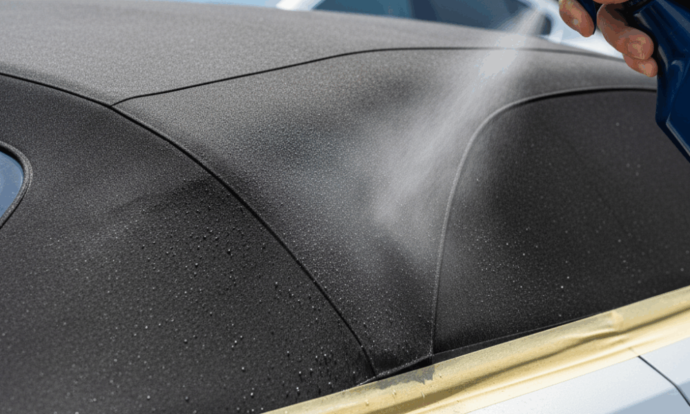 découvrez les meilleures astuces pour laver efficacement la capote de votre cabriolet sans l'endommager, en préservant sa beauté et sa durabilité.