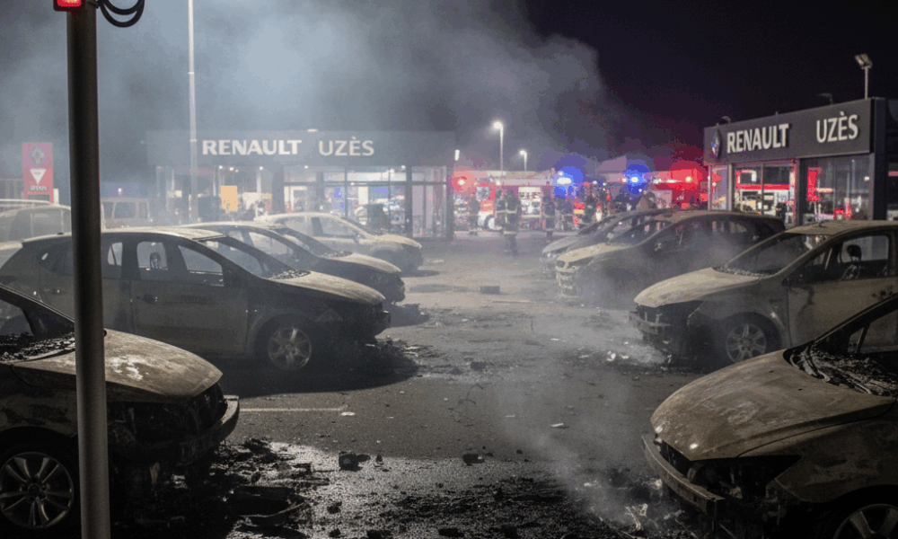un incendie spectaculaire de véhicules a ravagé un concessionnaire à uzès. le gérant lance un appel à témoins pour aider à résoudre cette affaire mystérieuse.