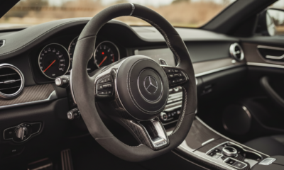 découvrez pourquoi un volant en alcantara est le choix idéal pour améliorer votre confort et votre contrôle au volant, offrant une expérience de conduite optimale grâce à sa texture antidérapante et son design élégant.