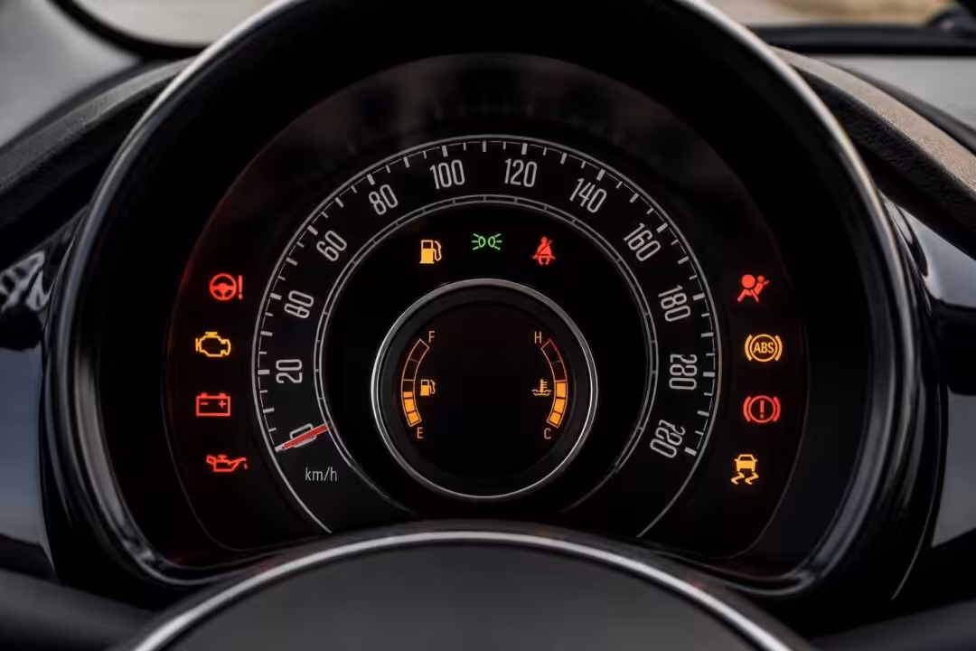 découvrez comment interpréter les voyants et symboles essentiels du tableau de bord de votre fiat 500 pour assurer une conduite en toute sécurité et éviter les pannes.