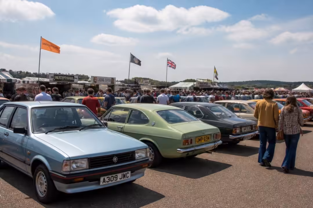 découvrez le festival of the unexceptional, un rassemblement unique célébrant les voitures ordinaires mais pleines de charme et d'histoire. plongez dans l'univers passionnant de l'automobile classique et authentique.