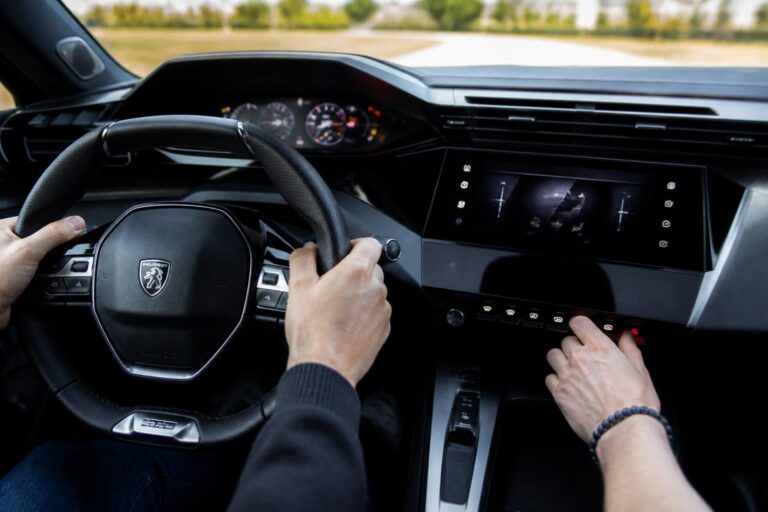 Comprendre le tableau de bord de la Peugeot 308 : voyants, i-cockpit et réglages essentiels