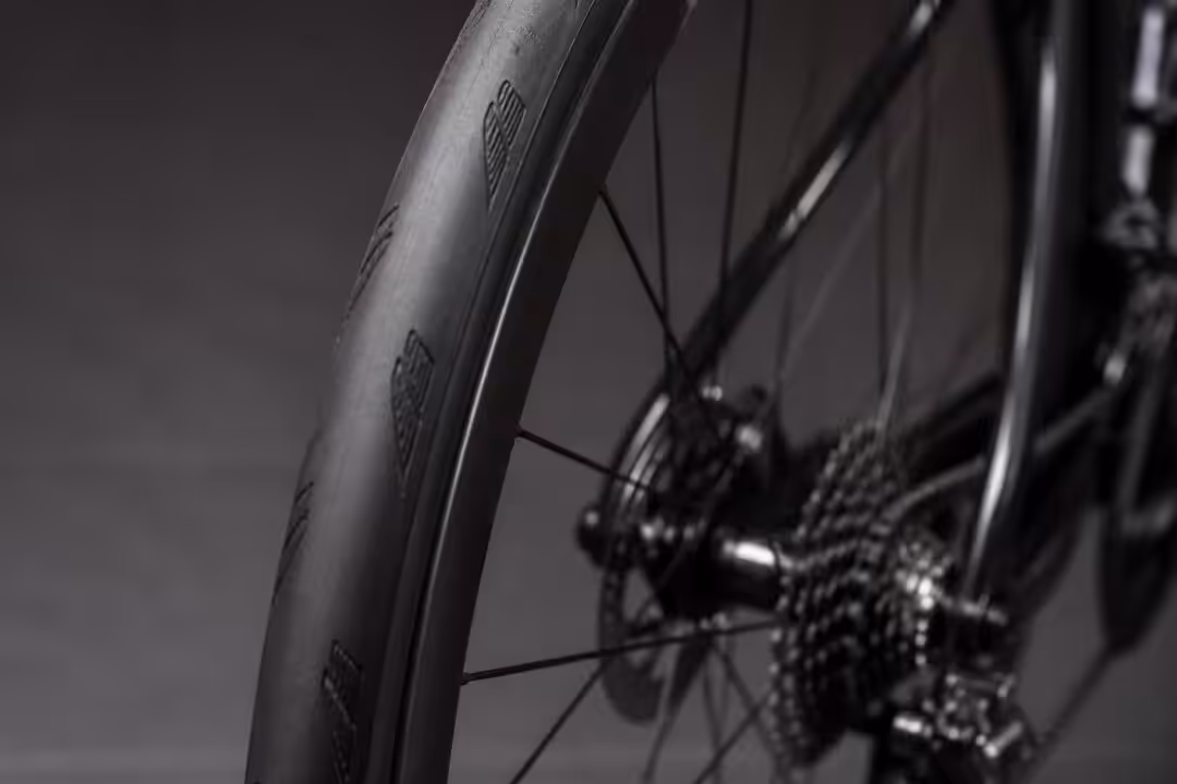 découvrez pourquoi le pneu continental gp 5000 est le choix de référence pour les cyclistes, alliant performance, durabilité et adhérence optimale.