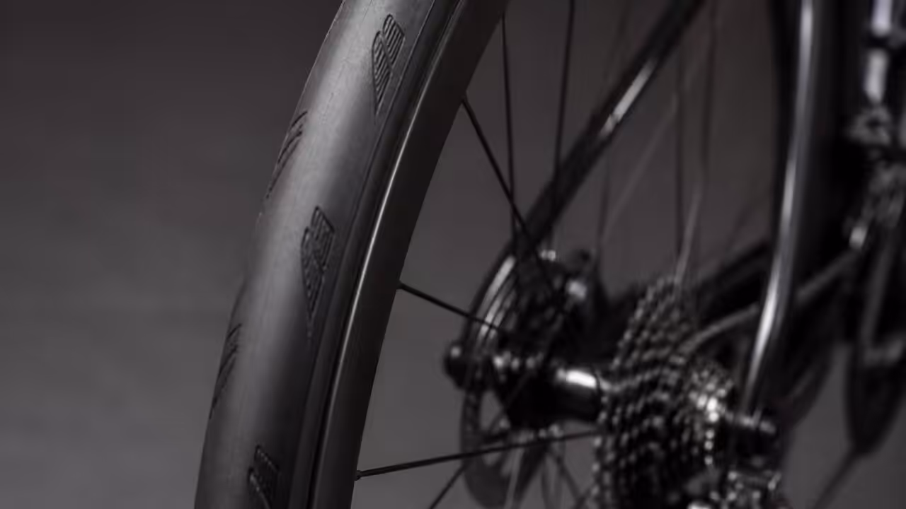 Pneu continental gp 5000 : pourquoi c’est le pneumatique de référence