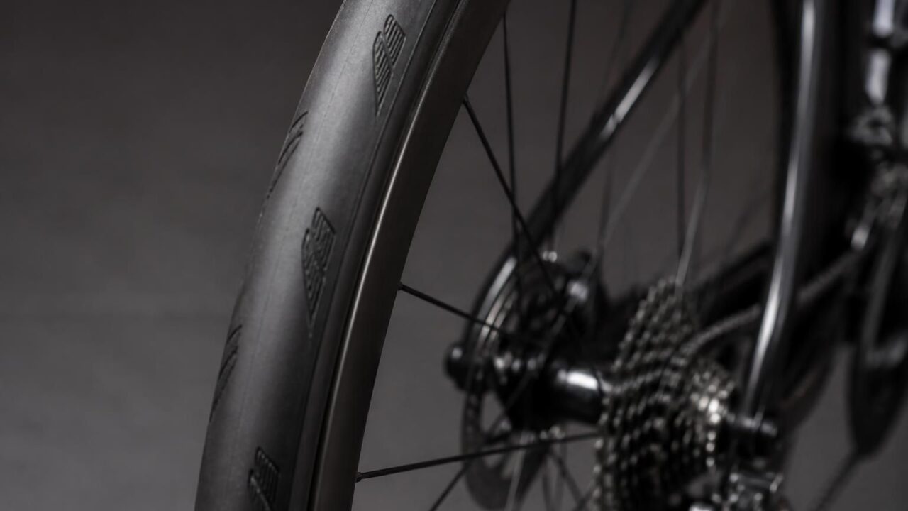 Pneu continental gp 5000 : pourquoi c’est le pneumatique de référence