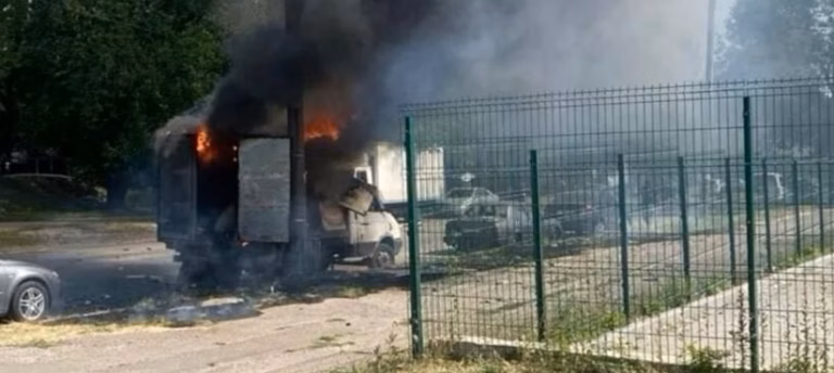 Ardèche : un feu dans une casse automobile embrase 25 véhicules et menace une habitation