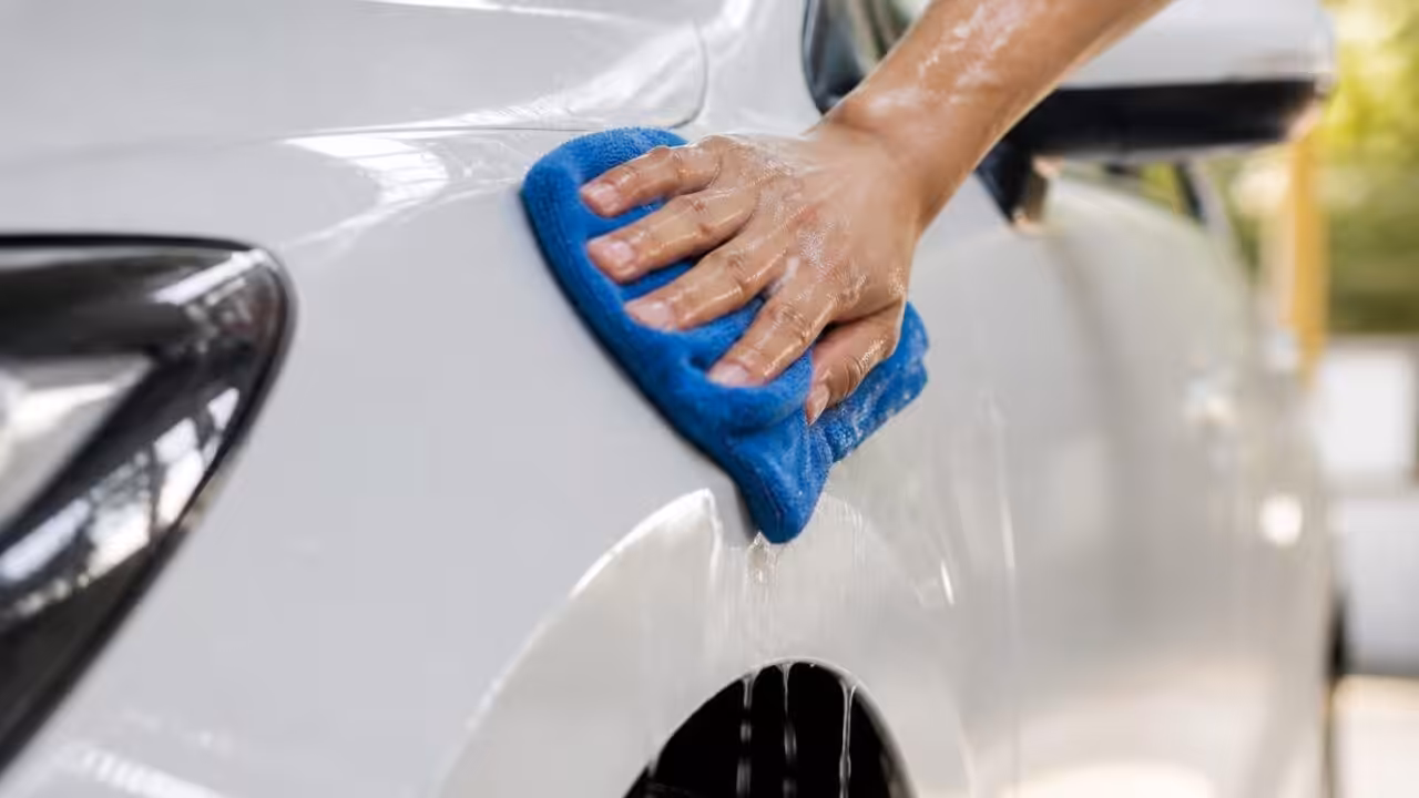 Nettoyer une carrosserie blanche efficacement sans laisser de traces