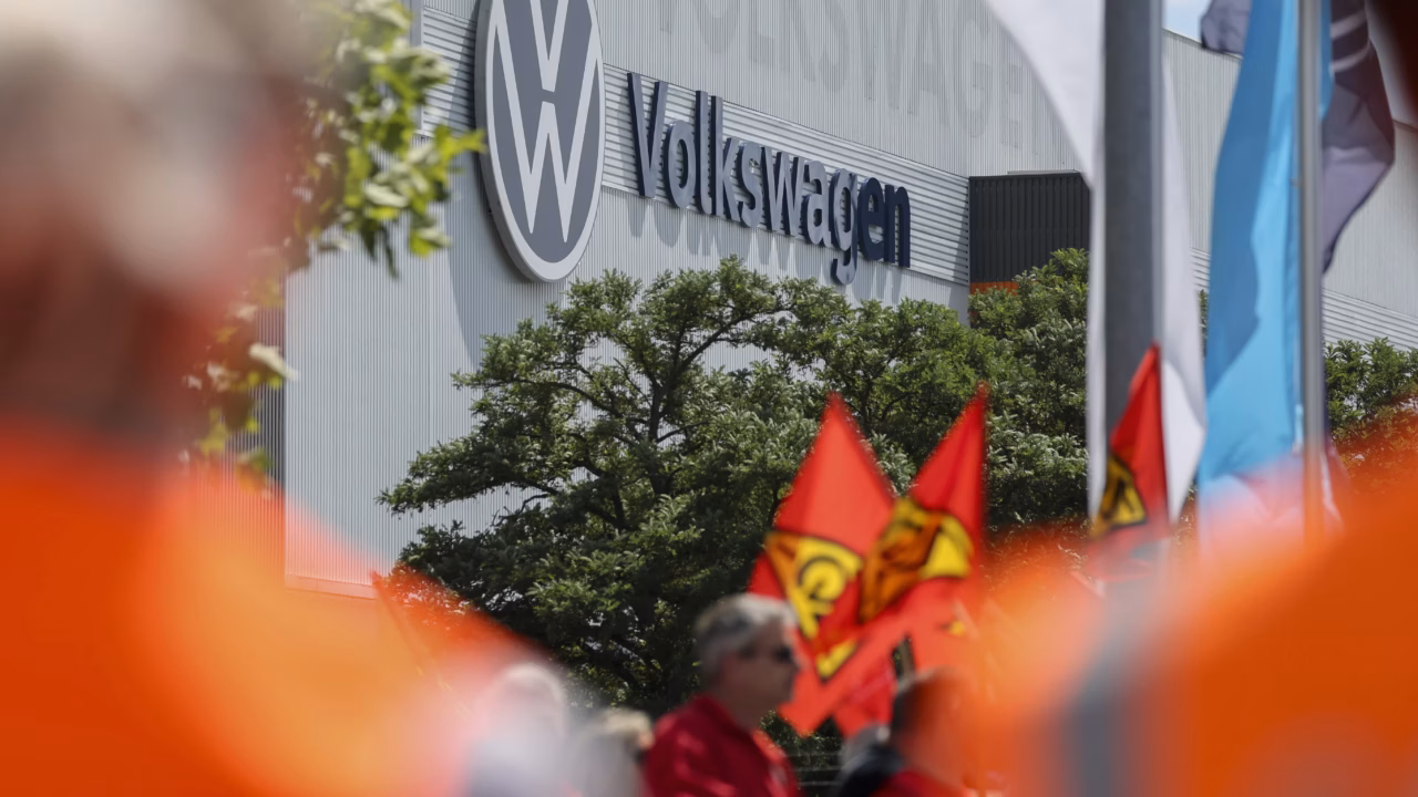 Automobile : Volkswagen confronté à une crise majeure, le PDG tire la sonnette d’alarme