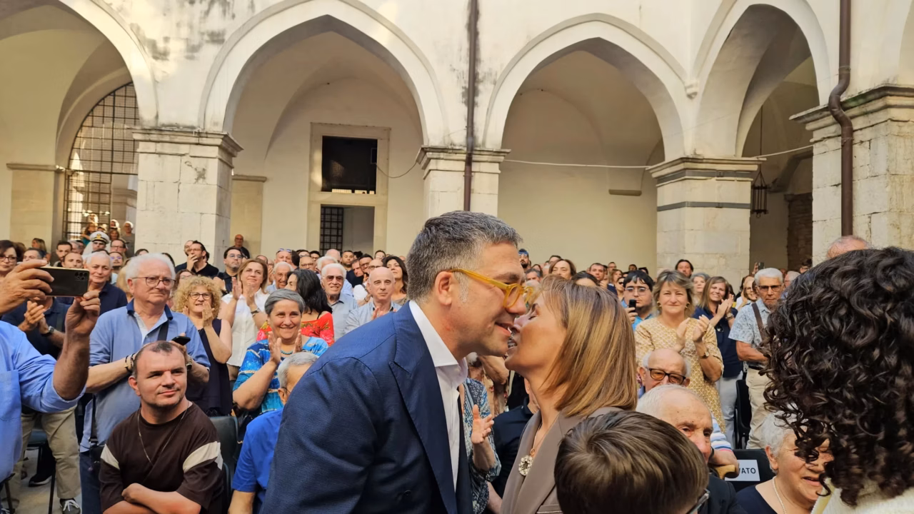 Jean Alesi, l&rsquo;ex-champion de F1, célèbre ses 62 ans en beauté : mariage romantique avec la charmante Ania en Italie