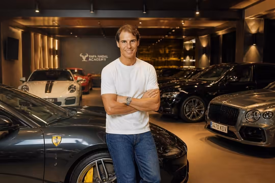 découvrez la passion et le raffinement de rafael nadal à travers sa collection automobile exclusive, reflet du luxe discret du roi de roland-garros.