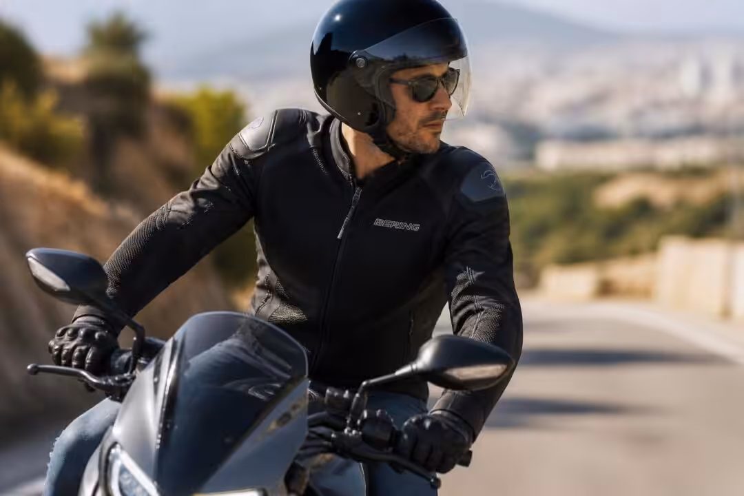 découvrez notre sélection de blousons moto été pour homme alliant style, confort et sécurité optimale pour profiter pleinement de vos trajets estivaux.