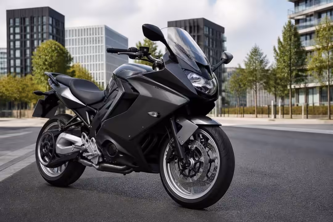 découvrez la bmw f800gt d'occasion, la moto routière sportive alliant performance et confort, disponible à un prix abordable pour les passionnés de conduite.