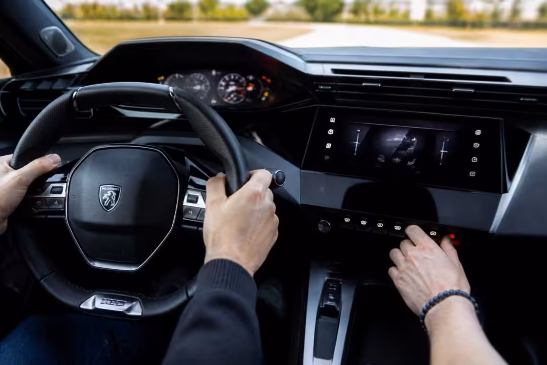 découvrez comment interpréter le tableau de bord de la peugeot 308, comprendre les voyants, maîtriser l'i-cockpit et effectuer les réglages essentiels pour une conduite optimale.