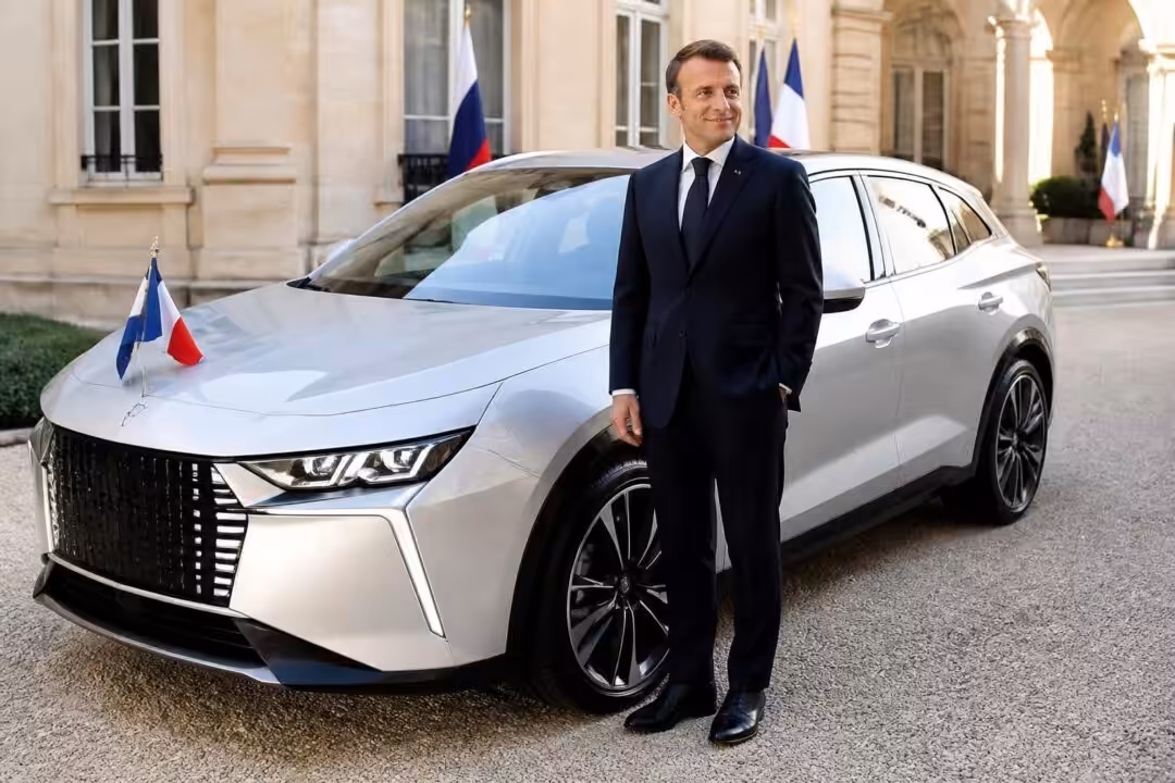 en juillet, emmanuel macron adopte une nouvelle voiture présidentielle, la ds n°7 100% électrique, symbole d'innovation et d'engagement écologique.