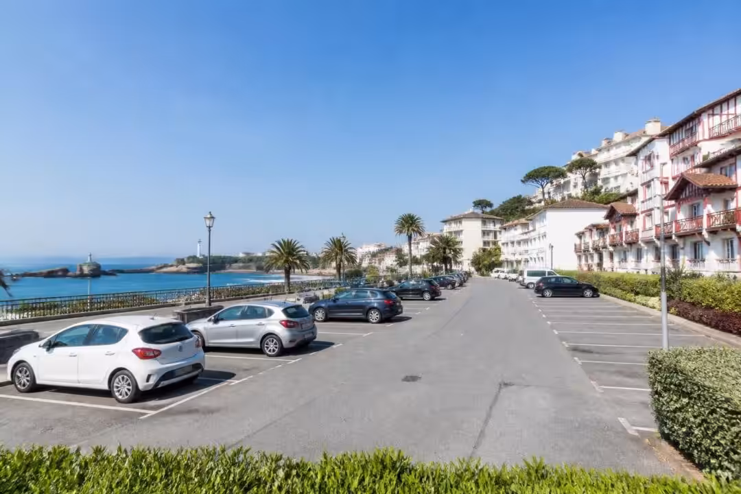 découvrez les meilleurs endroits pour trouver un parking gratuit à biarritz et garez-vous facilement près des attractions principales.