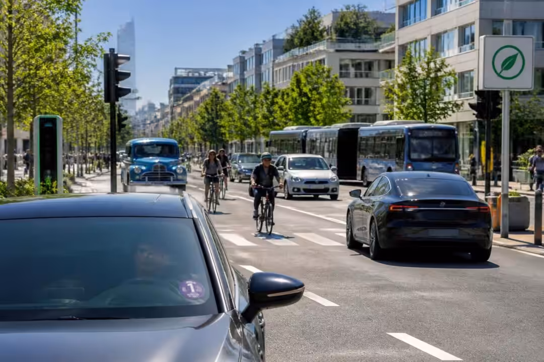 découvrez si la vignette crit'air reste indispensable pour circuler en zone à faibles émissions (zfe) malgré les récents projets de suppression annoncés.
