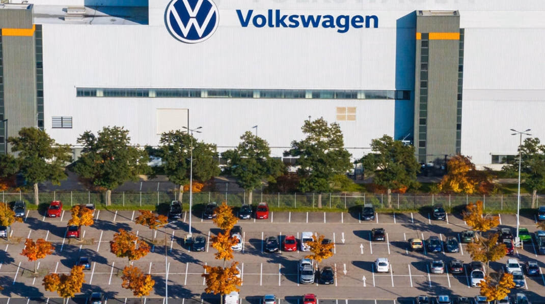 Visuel : Volkswagen : le géant vacillant face à une restructuration historique